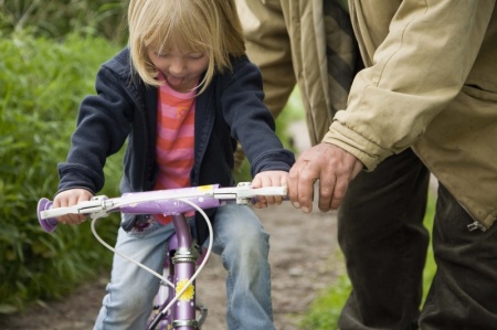 Hogyan tanítsuk meg a gyereket bicajozni?