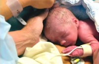 Megszületett az első olyan baba, akit édesanyja méhtranszplantáció után hordott ki