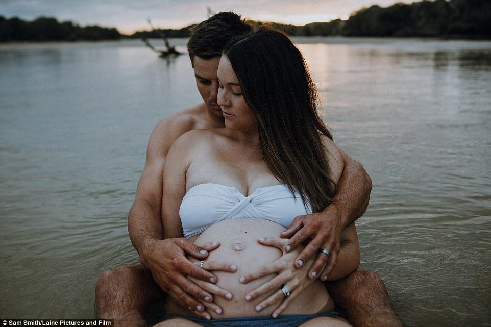 Szerelem első pillantásra – megható képek egy 25 éves anyuka terhességéről, és a kisbabájával való „első találkozásáról”