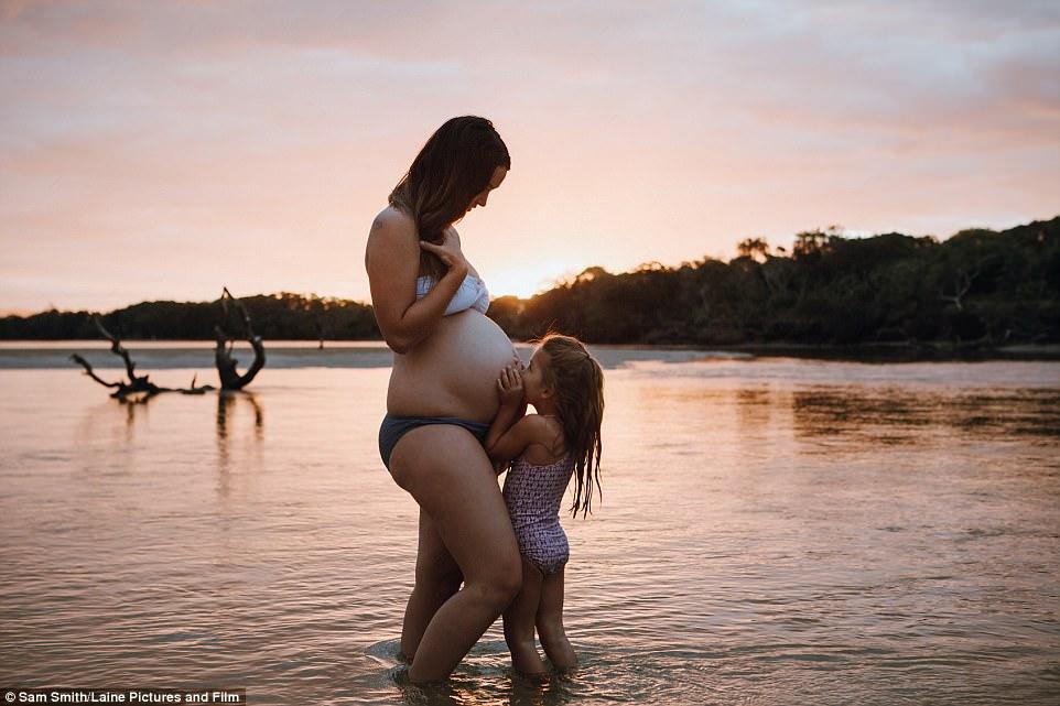 Szerelem első pillantásra – megható képek egy 25 éves anyuka terhességéről, és a kisbabájával való „első találkozásáról”