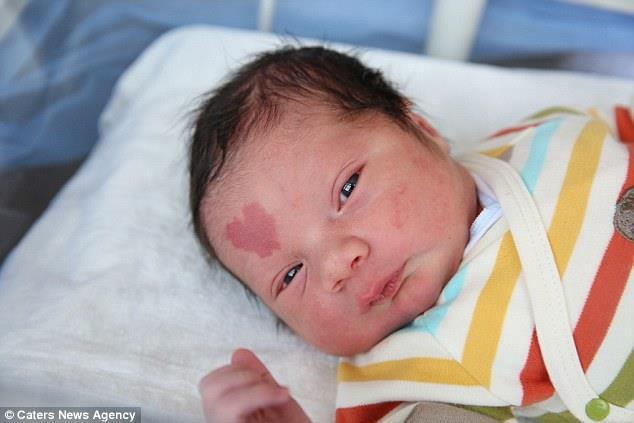 Amikor a szülésznő letörölte a vért a kisbaba homlokáról, megdöbbent… nem hitt a szemének…