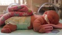 Hibáztak az ultrahangnál, születése után derült ki, hogy törpe növésű Niki - Soha nem lesz képes így önálló életre a kislány