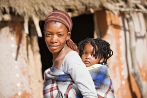 Törvény tiltja a gyerekszülést egy afrikai faluban