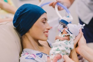 A gyerekét választotta a kezelés helyett a rákbeteg anyuka, egy hónappal a fia halála után ő is követte