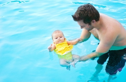 Miért jó a babaúszás?