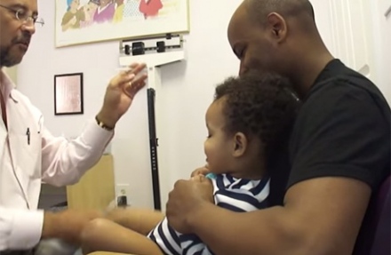 Láttál már ilyet? A doki elintézi, hogy a gyerek rötyögjön az oltás alatt!