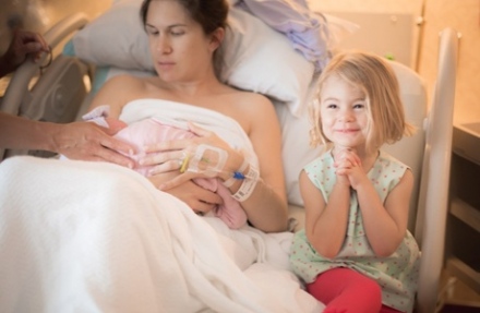 Így üdvözlik a nagytesók a kistestvérüket! 