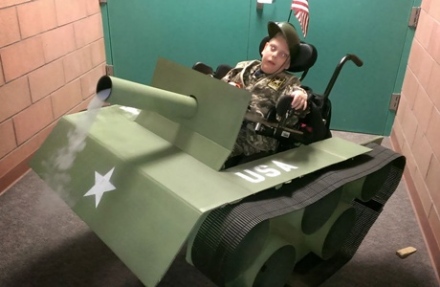 Tankká alakította hatéves fia kerekesszékét a nevelőapa Halloween-ra!