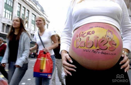 Egy terhes nő reklámcélokra adta bérbe a pocakját