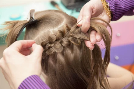 Rakoncátlan gyermekfürtök zabolázása: így készül a vízesés-, a halszálka- és a parkettafonás