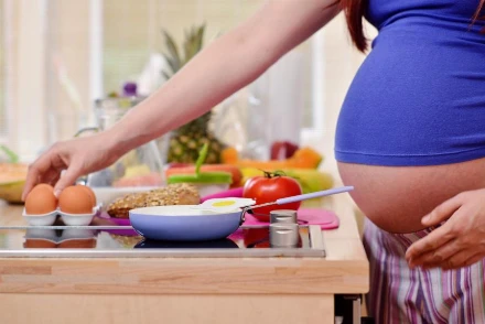 A kismamák kevesebb mint fele változtat az étrendjén a várandósság idején