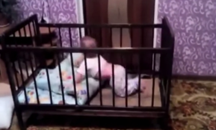 Anya beteszi a babáját a kiságyba, ám ő nem esik kétségbe!