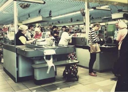 Egy jól szituált házaspár hangos megjegyzésekkel élcelődik egy ötgyerekes anyukán egy szupermarketben. 