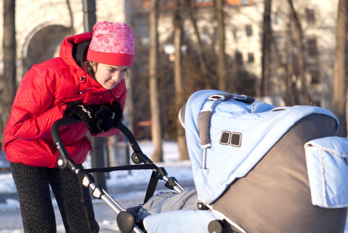 Первые прогулки с новорожденным. Прогулка с малышом в коляске. Прогулка с ребенком зимой в коляске. Дети на прогулке зимой. Коляска прогулка.