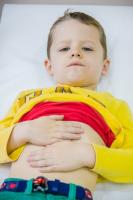 Milyen okok állhatnak a gyermek hasfájásának hátterében?
