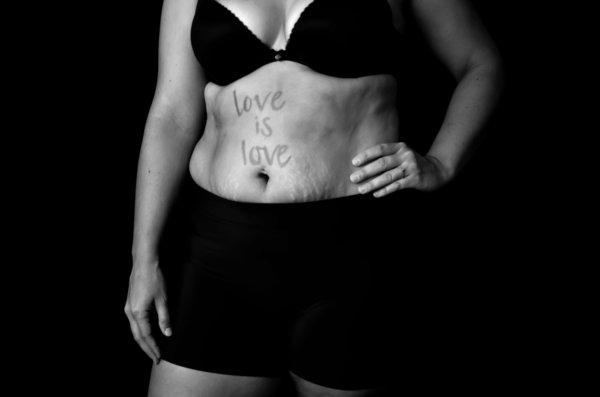 A szavak igenis számítanak!  – fotósorozattal kampányoltak a nőket, anyukákat érő kritikák ellen
