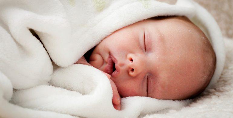 0-3 hónapos baba altatása – Hogyan vedd rá a babát, hogy egyedül elaludjon? Mikortól alussza át a baba az éjszakát?