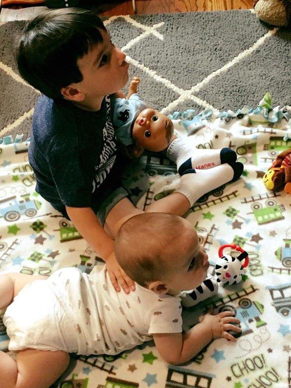10 tündéri kép, ami azt bizonyítja, hogy a kisfiúk igenis babázhatnak! 