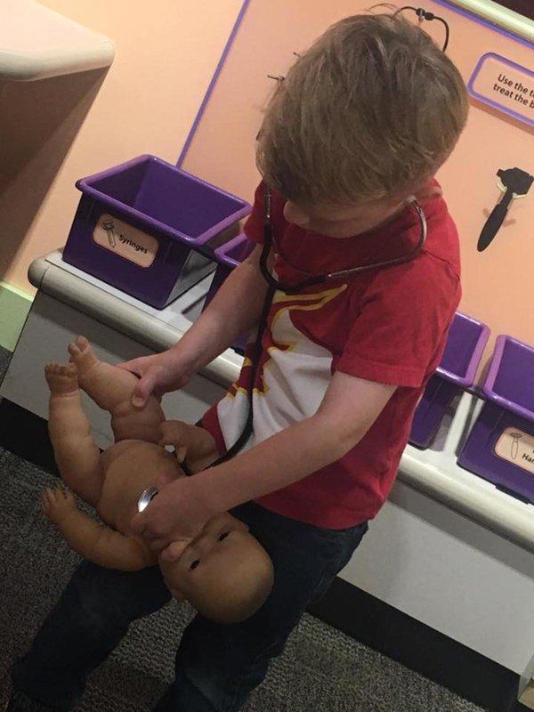 10 tündéri kép, ami azt bizonyítja, hogy a kisfiúk igenis babázhatnak!