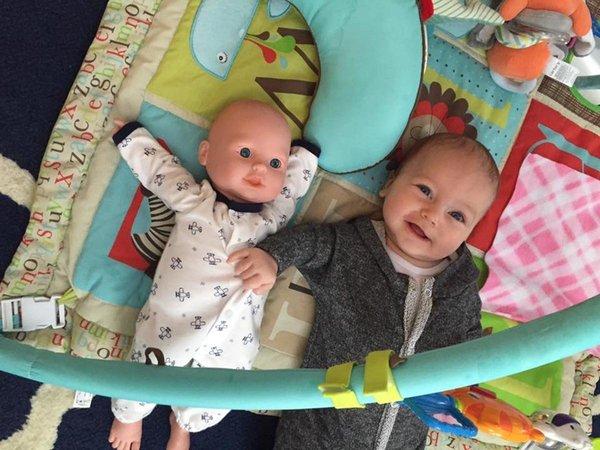 10 tündéri kép, ami azt bizonyítja, hogy a kisfiúk igenis babázhatnak!