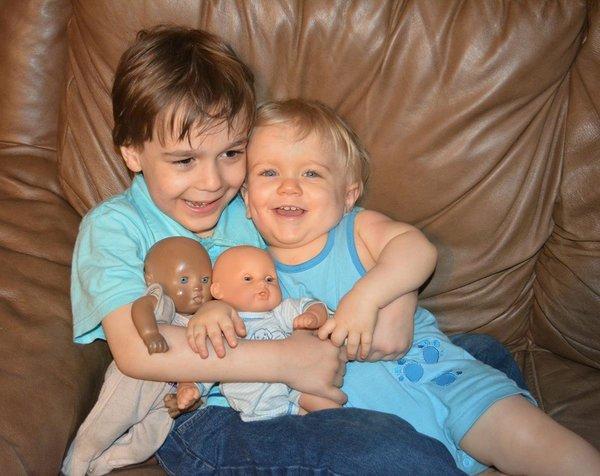 10 tündéri kép, ami azt bizonyítja, hogy a kisfiúk igenis babázhatnak!