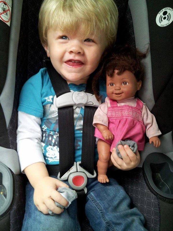 10 tündéri kép, ami azt bizonyítja, hogy a kisfiúk igenis babázhatnak!