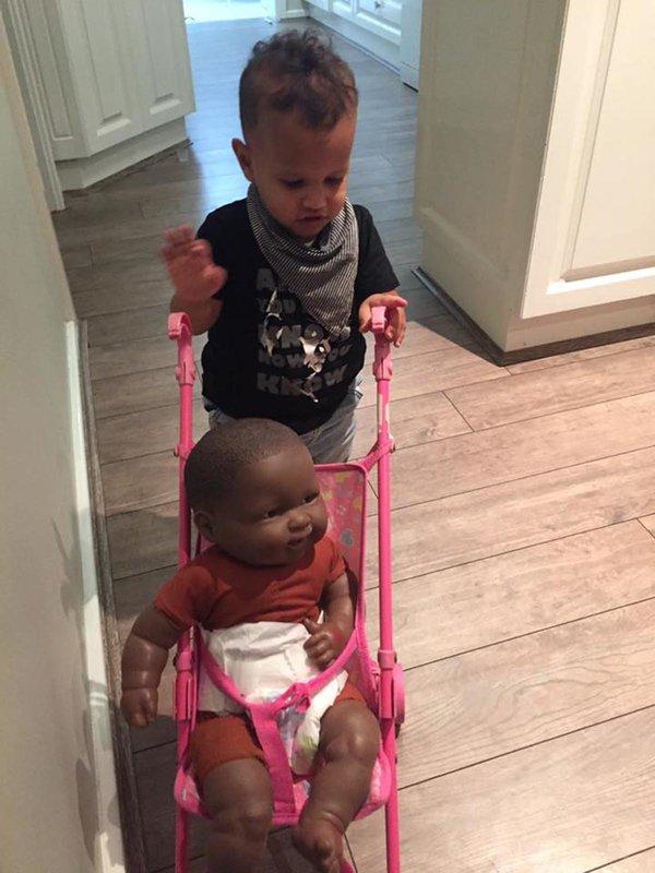 10 tündéri kép, ami azt bizonyítja, hogy a kisfiúk igenis babázhatnak!