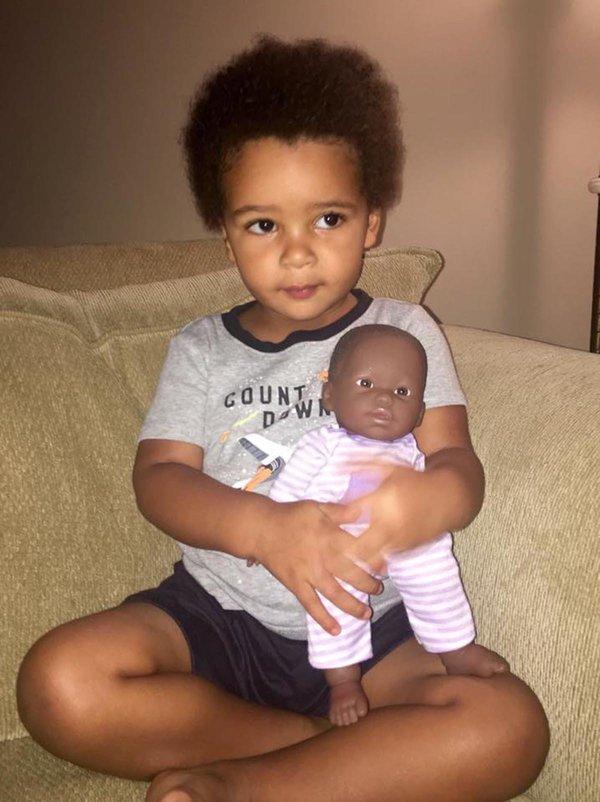 10 tündéri kép, ami azt bizonyítja, hogy a kisfiúk igenis babázhatnak!