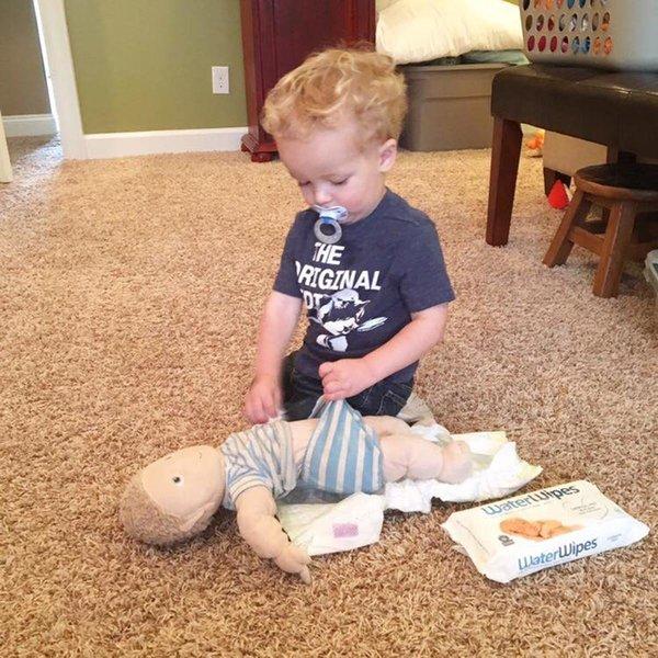 10 tündéri kép, ami azt bizonyítja, hogy a kisfiúk igenis babázhatnak!