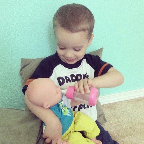 10 tündéri kép, ami azt bizonyítja, hogy a kisfiúk igenis babázhatnak!