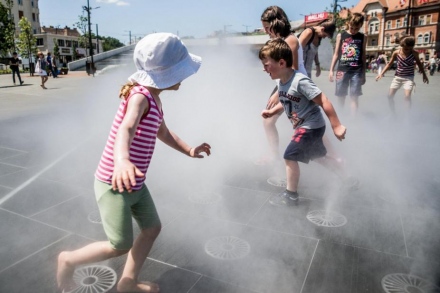  Érdemes megfontolni! Akár milyen nagy a hőség, nem biztos, hogy jó ötlet beengedni a gyerkőcöt a köztéri szökőkutakba