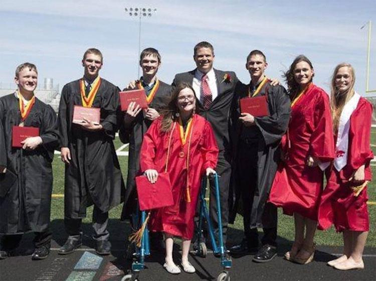 Ezek a csecsemők 9 héttel korábban születtek. Így néznek ki most 20 évvel később a világ első hetes ikrei