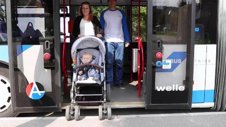 Így utazz babakocsival a buszon! 3 apró módszerrel biztonságossá tehető az utazás a babaszámára! (videó)