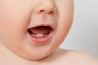 Baba fogzása, első tejfogak: Hogyan enyhíthető a fogzás fájdalma? Miként kell helyesen tisztítani a babák, kisgyerekek fogait? Gyermekfogász válaszol!