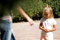 Gyerek elleni szexuális visszaélés – Ezek a gyerekek csábíthatók el a legkönnyebben! Milyen intő jelekre figyeljünk? Hogyan manipulálja az elkövető a gyereket? Szakértő válaszol!