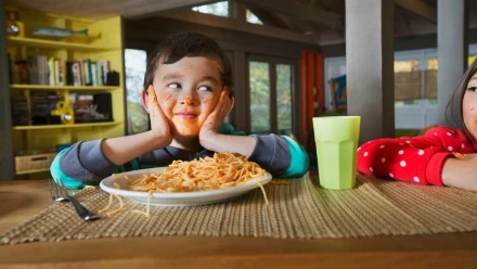 Igen, az én fiaim valóban délután négykor vacsoráznak -  Most azt is elárulom, miért!