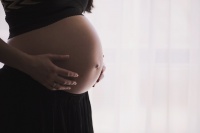 Egy dühös nő sms-ben akarta értesíteni terhességéről gyermeke apját - nem várt választ kapott