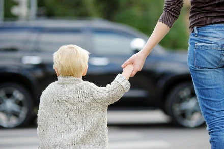 „Mit száguldozol, te barom? Itt gyerekek is laknak! – egy féltő édesanya levele mindenkihez