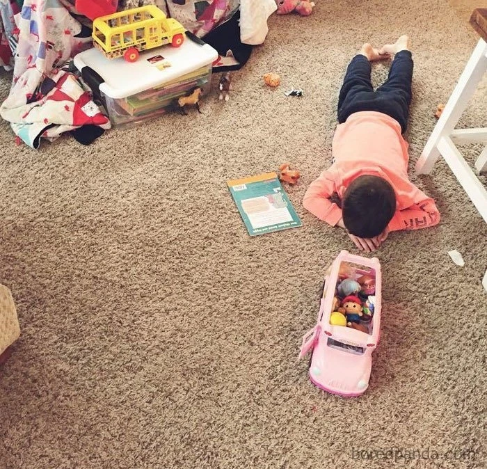 10 vicces helyzet, amikor a gyerekek olyasmiért hisztiznek, amit semmiképp nem csinálhatnak