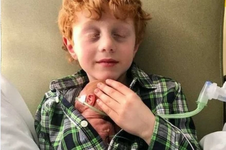 Elképesztő és érzelmes pillanat volt – a kisfiú öcsit kért, egy elveszített baba után végre megkapta