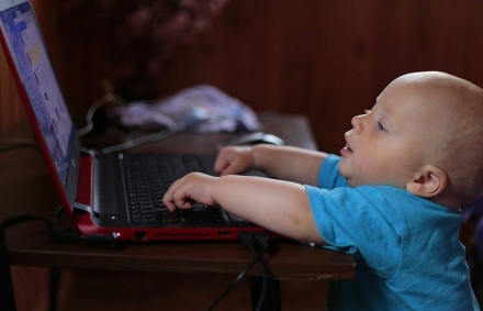 Elképesztően bizarr trend terjed a fiatal szülők között a babanév kiválasztásában