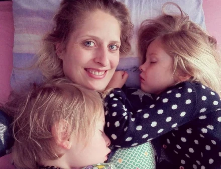 Furcsa: egy ágyban alszik a négytagú család, az anyuka még mindig szoptatja 3 éves kisfiát