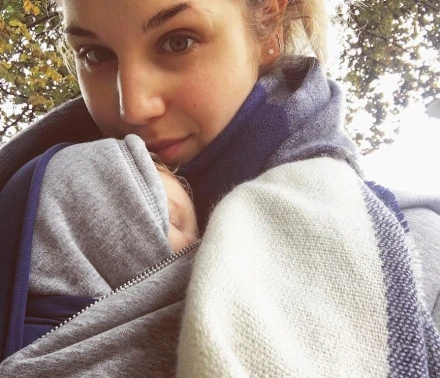 Nyári Dia meghitt anya-baba képpel ünnepelte a nőnapot