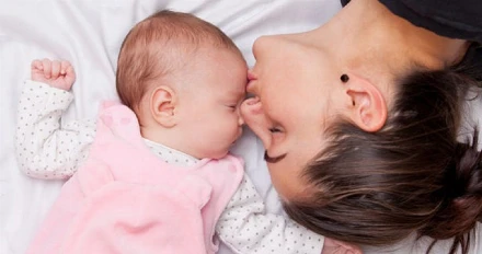 Nem jó, ha mindig csak anya altatja a kicsit: 5 érv és 5 tipp