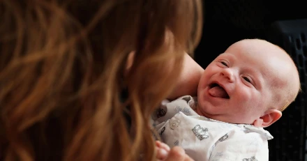 Vajon mit is látnak a babák születésüktől egy éves korukig? Egy rövid videóban megnézheted a fejlődést!