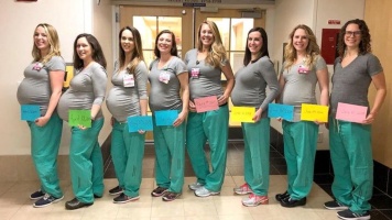 Egyszerre várt gyereket kilenc ápolónő – közös fotón az összes baba