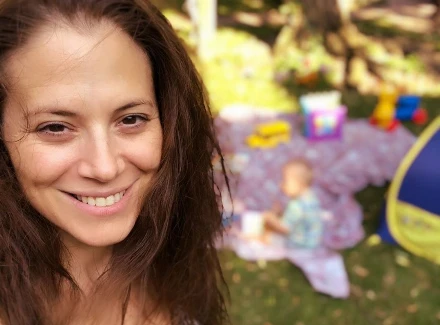 Szinetár Dóra kisfia a legennivalóbb módon várja, hogy végre elkészüljön az ebéd