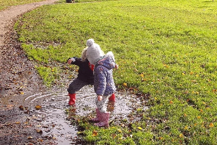 A boldog gyermekek hangosak, vidámak és nem fogadnak szót!