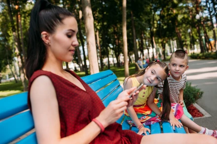 Meg van a bizonyíték: ezt teszi a gyerekkel, ha a szülő állandóan a telefont nyomkodja! Szerinted mennyire egészséges?