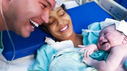 Az apuka folyamatosan beszélt pocakban lévő babájához – Ami szülés után történt, mindenkit ledöbbentett!